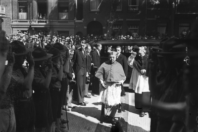 129781 Afbeelding van de aankomst van mgr. J.H.G. Jansen bij de Kerk van O.L. Vrouw ten Hemelopneming (Biltstraat 123) ...